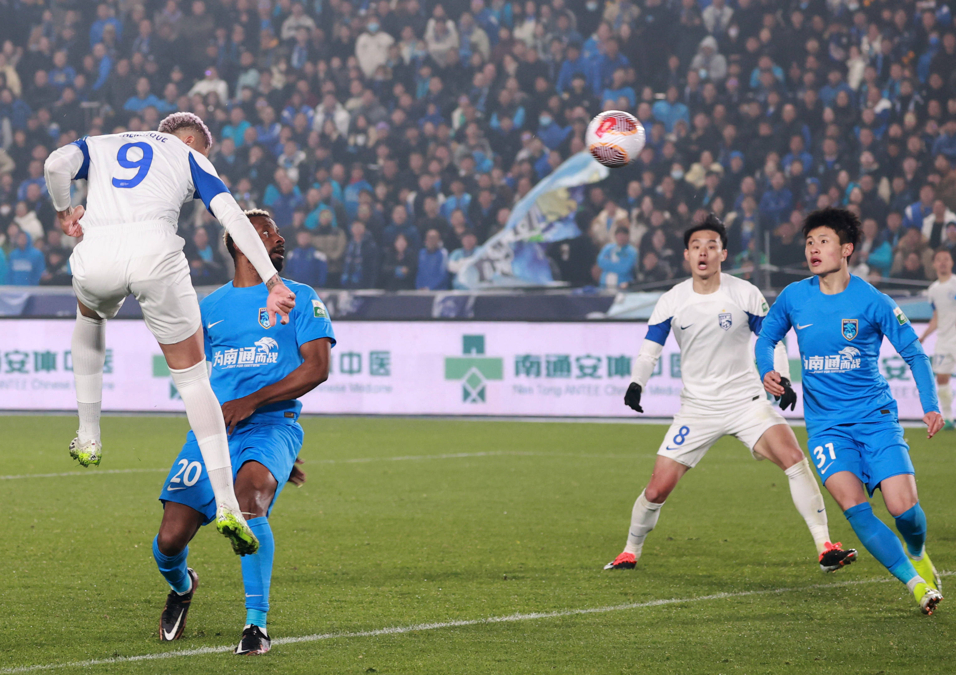 开云下载-足球联赛争夺激烈，球队展现出色表现令人赞叹