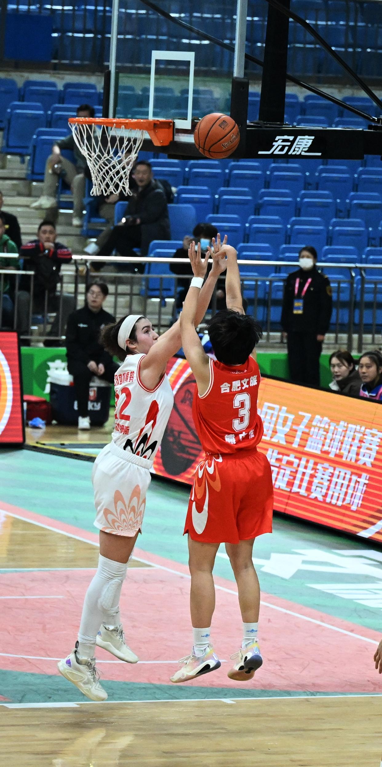 顽强拼搏!球员们为了追逐胜利拚尽全力的简单介绍 顽强拼搏!球员们为了追逐胜利拚尽全力的简单介绍