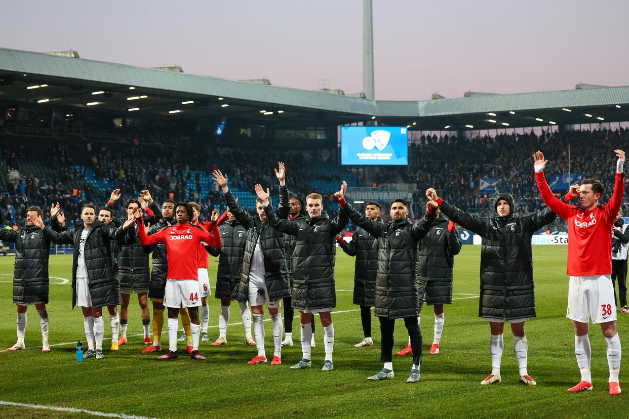 -包含弗赖堡队在比赛中展现出色拼搏精神的词条