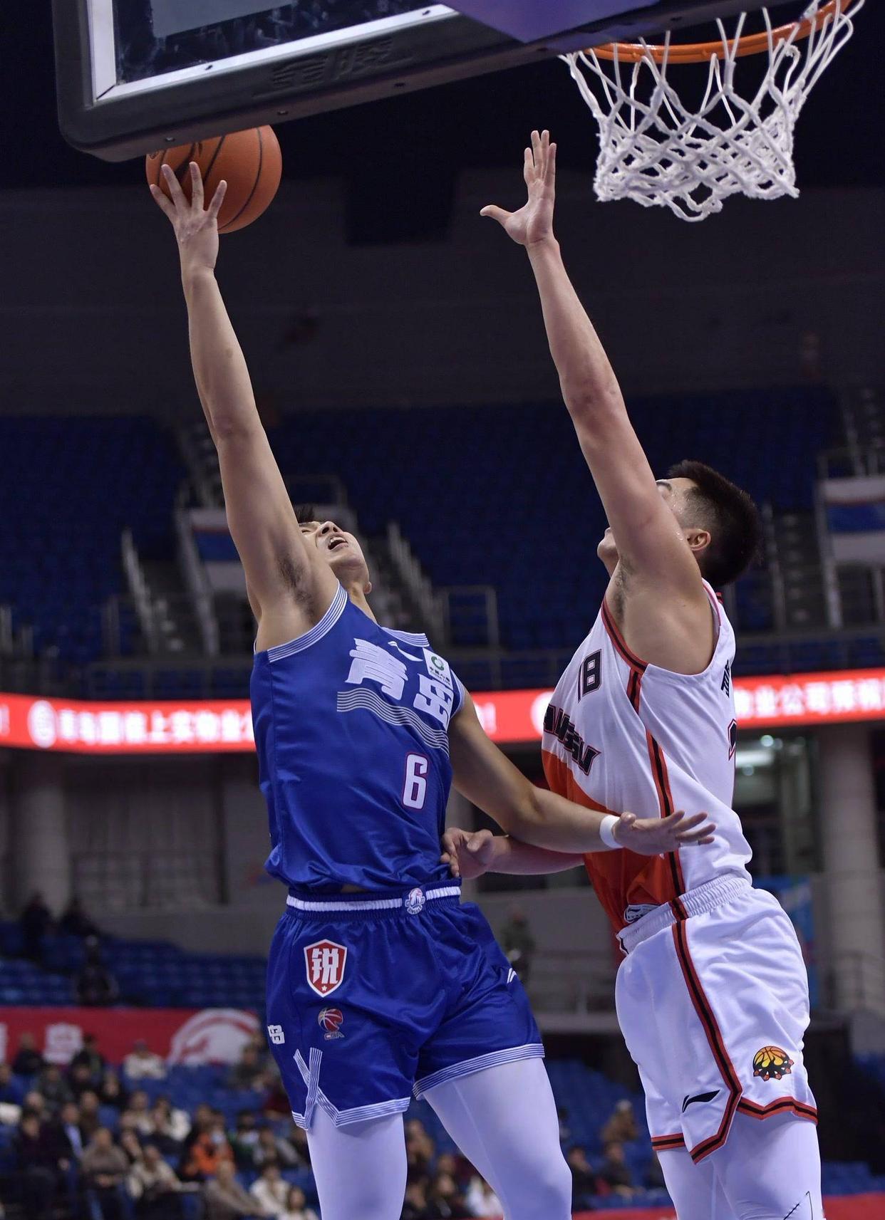 开云体育-四川男篮全队发挥出色，稳操胜券获胜