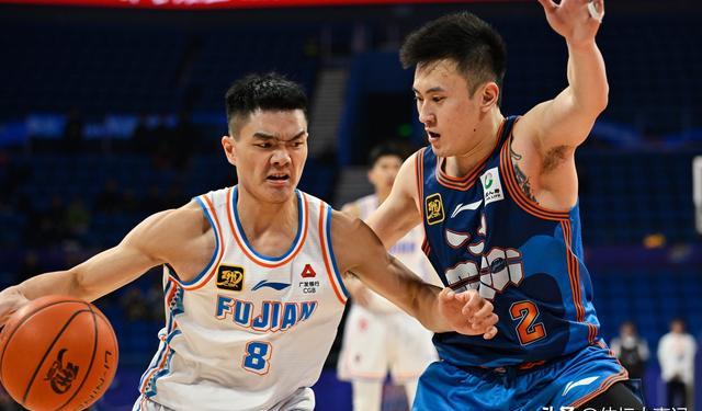 四川男篮全队发挥出色，稳操胜券获胜