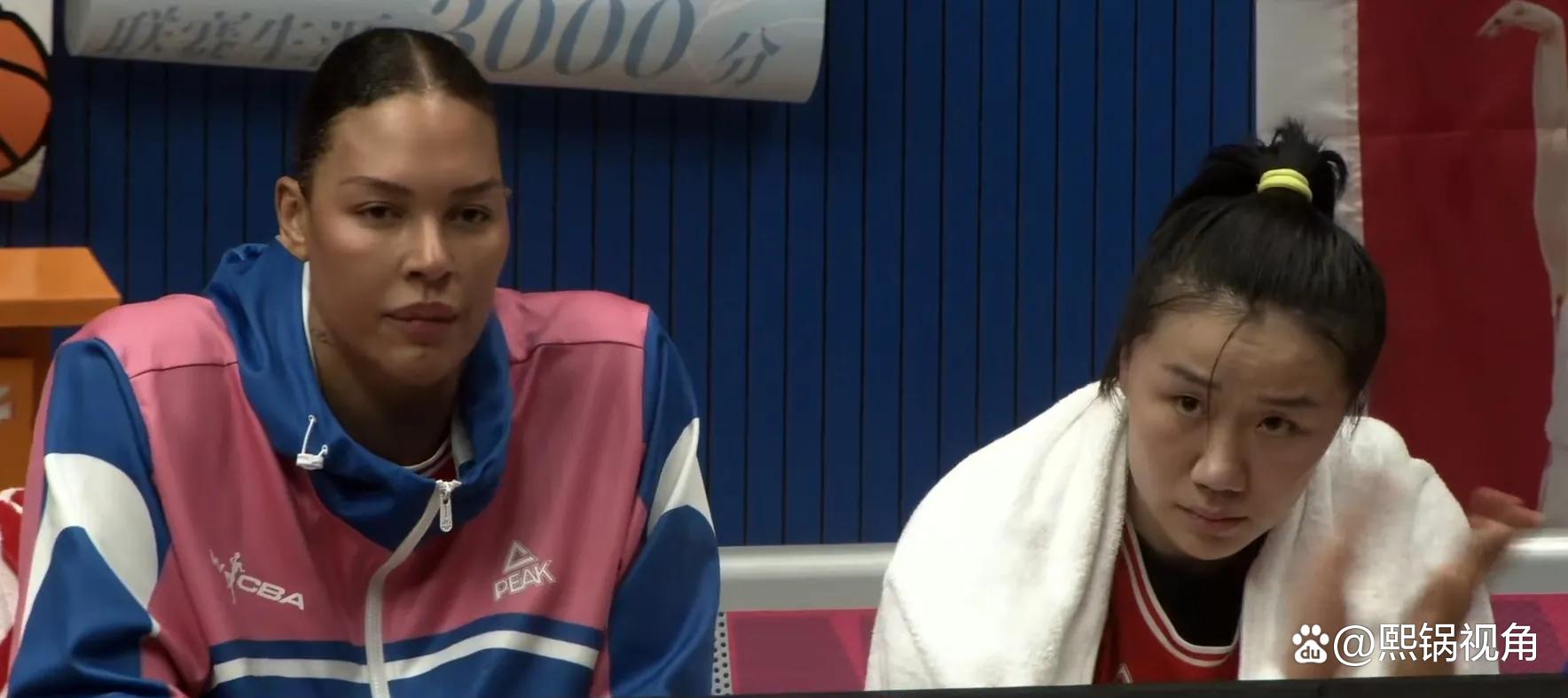 四川女篮在场上拼尽全力，赢得精彩比赛