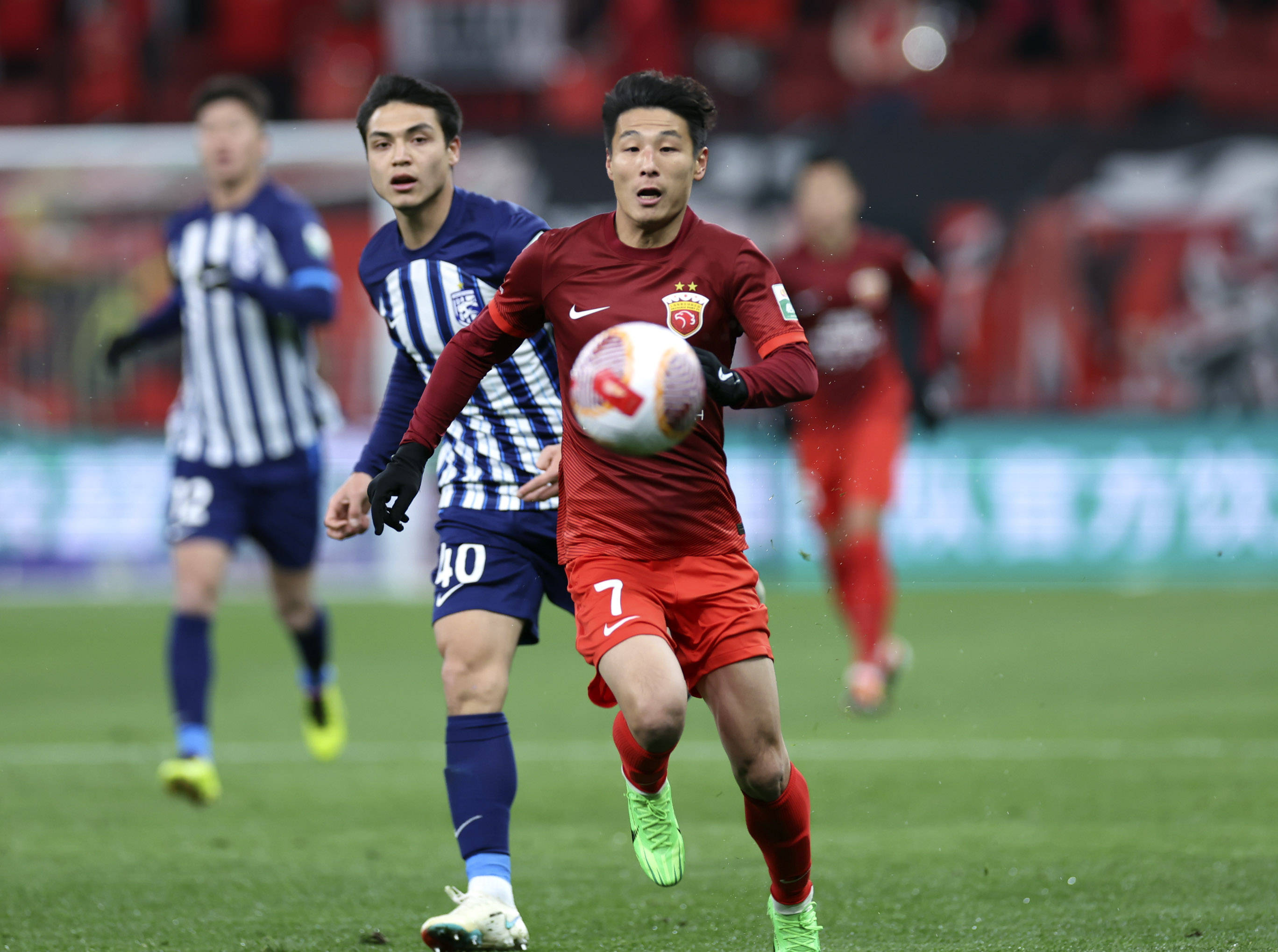 包含国内足球联赛战绩展现出巨大潜力，球员蓄势待发的词条