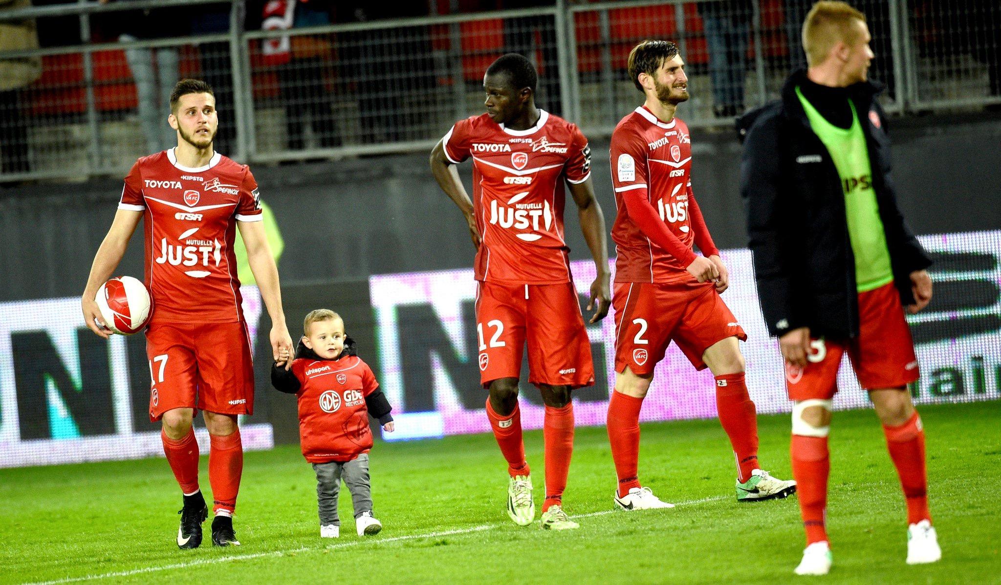 包含瓦朗谢纳迎来胜利法国联赛排名稳定的词条