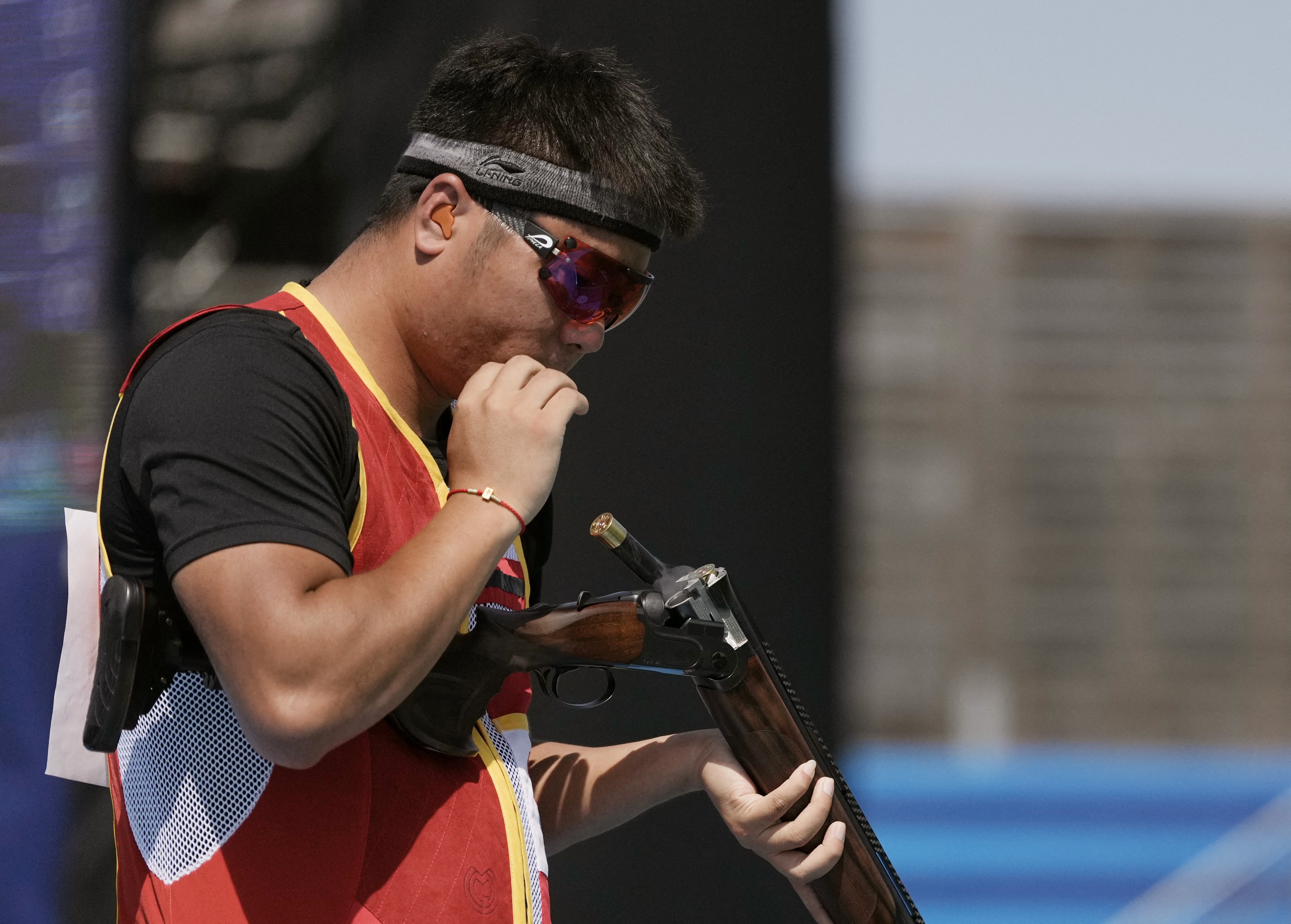 射击男子飞碟双向决赛中国选手夺冠