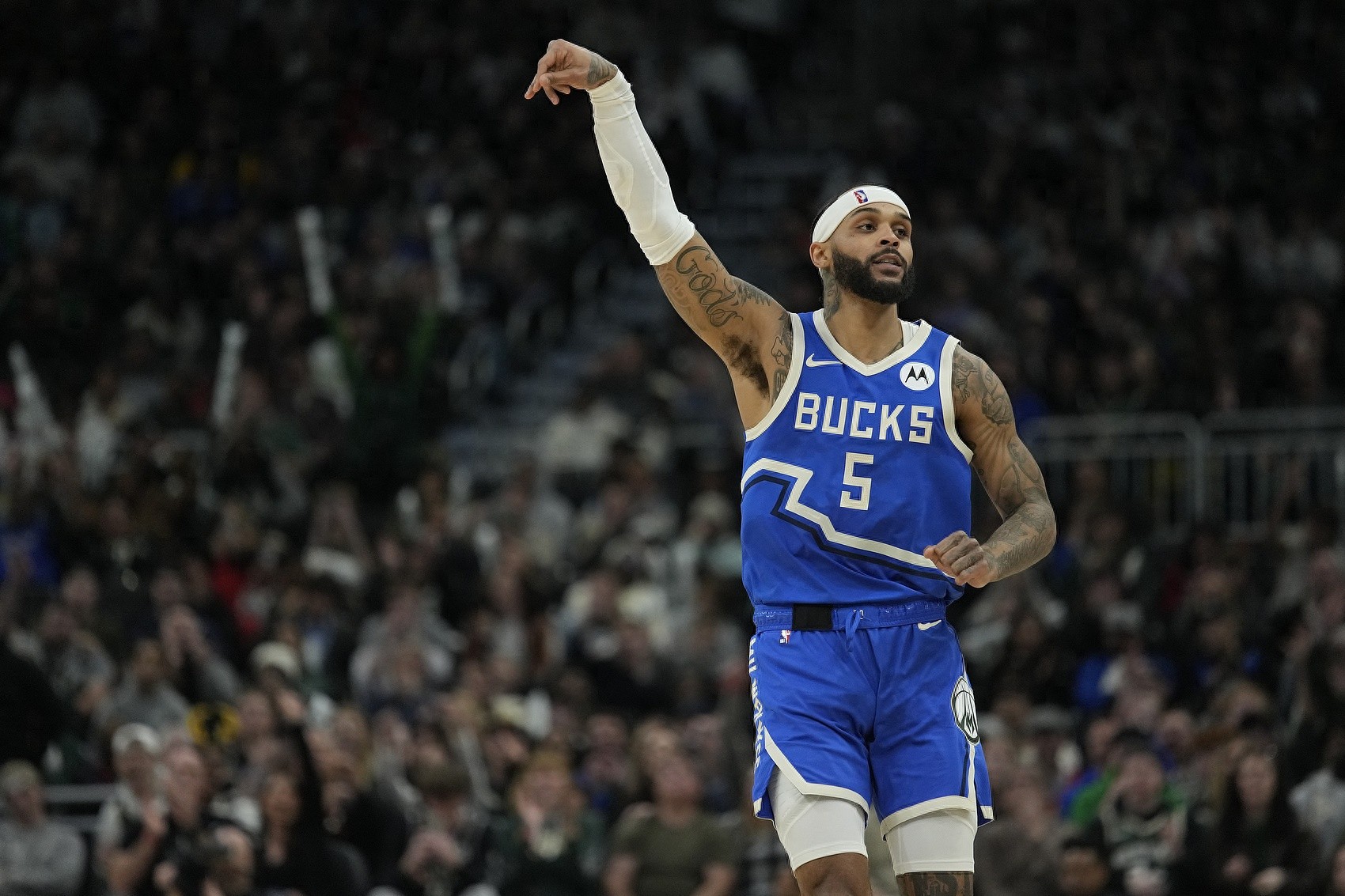 雄鹿队年轻球员表现出色,成为球队新火力 雄鹿队年轻球员表现出色,成为球队新火力