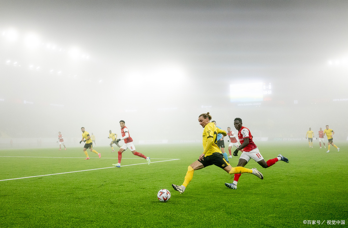 开云体育-足球比赛场面热火激烈，球队尽展拼搏精神的简单介绍