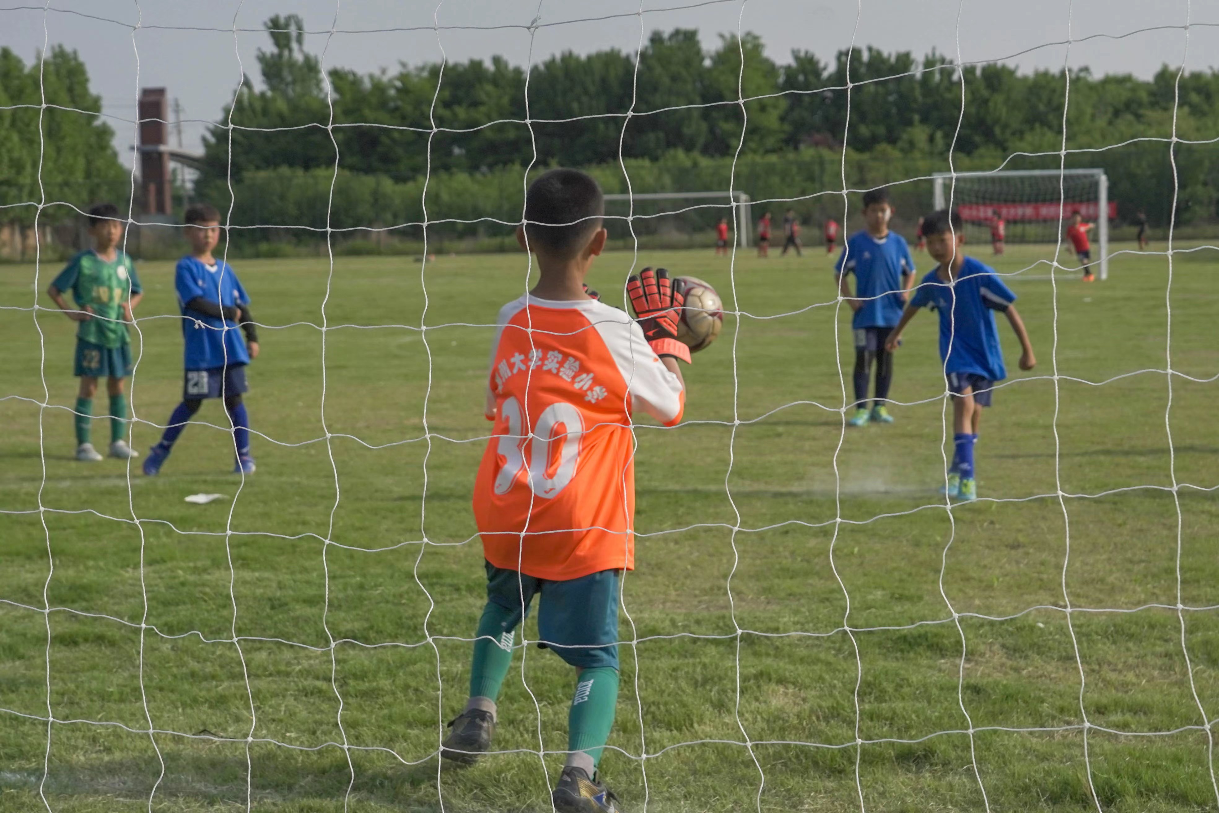 足球比赛场面热火激烈,球队尽展拼搏精神的简单介绍 足球比赛场面热火激烈,球队尽展拼搏精神的简单介绍