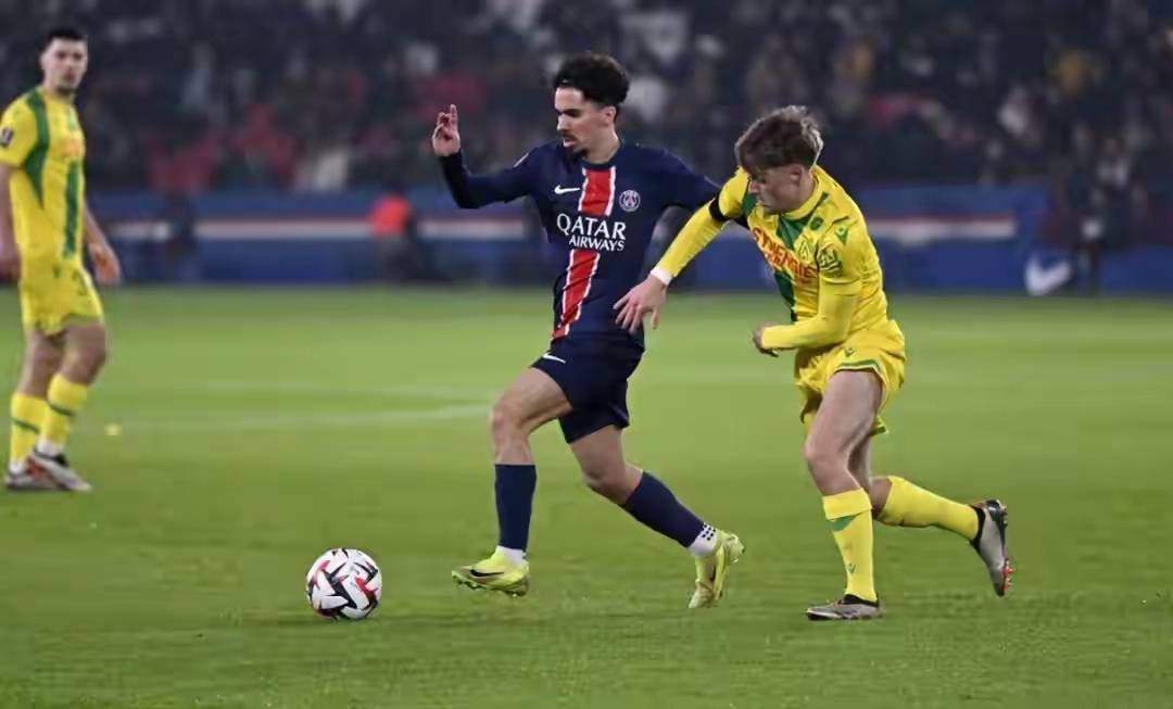 关于法国足球:巴黎圣日耳曼队在比赛中大比分战胜里昂队!的信息 关于法国足球:巴黎圣日耳曼队在比赛中大比分战胜里昂队!的信息