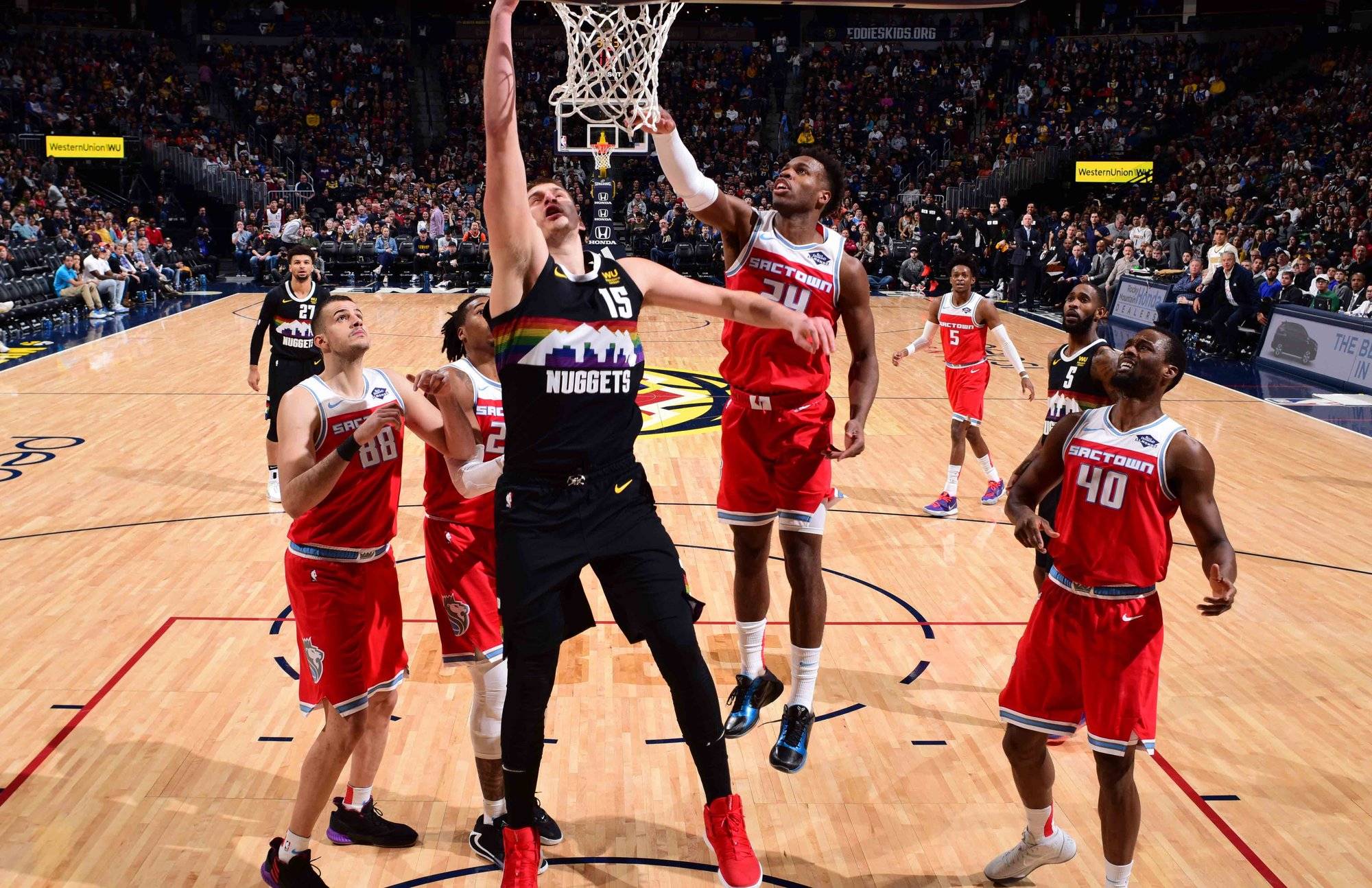 关于火箭主场险胜，保罗高效表现力挽狂澜的信息