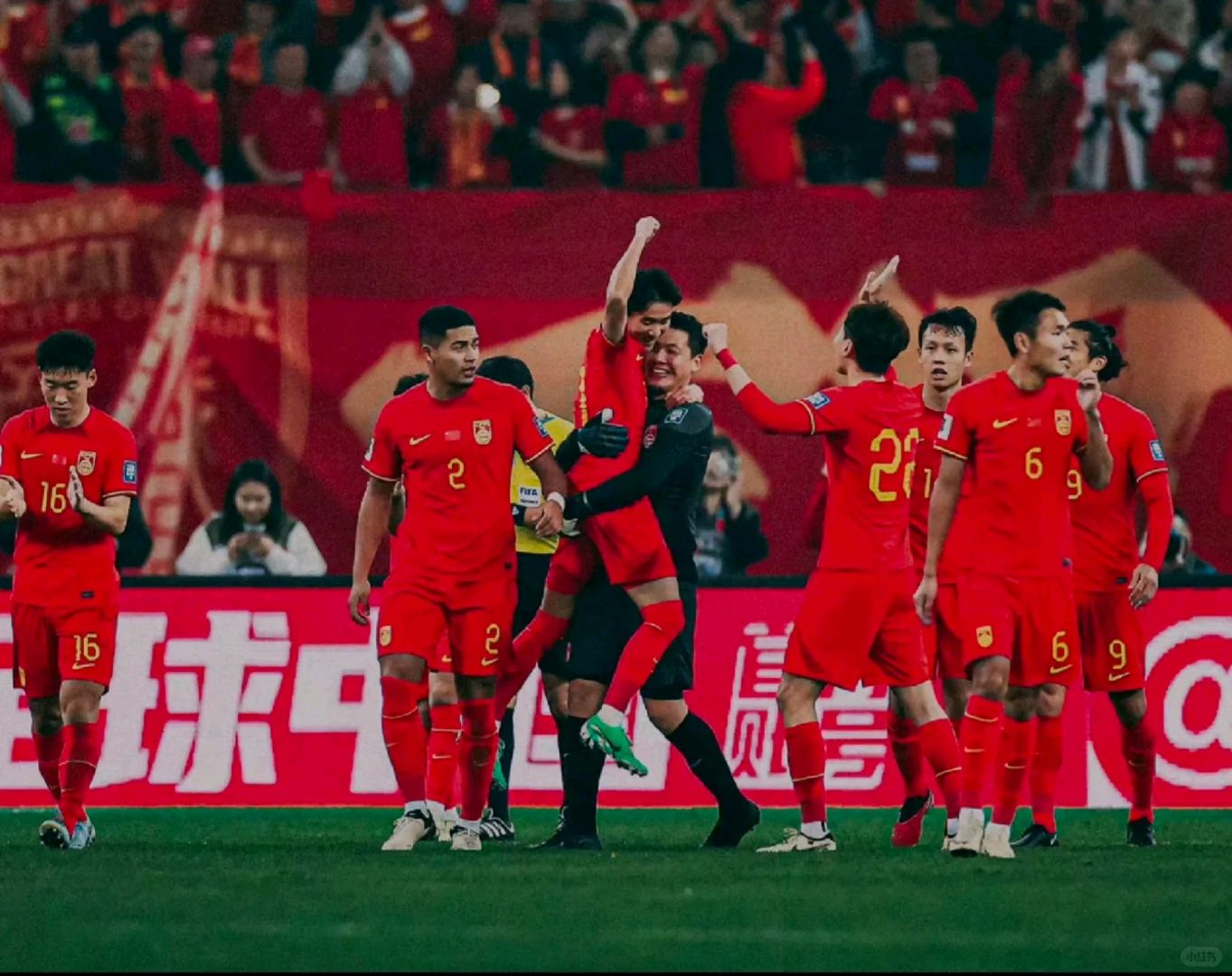 -足球运动员在场上的表现引人瞩目