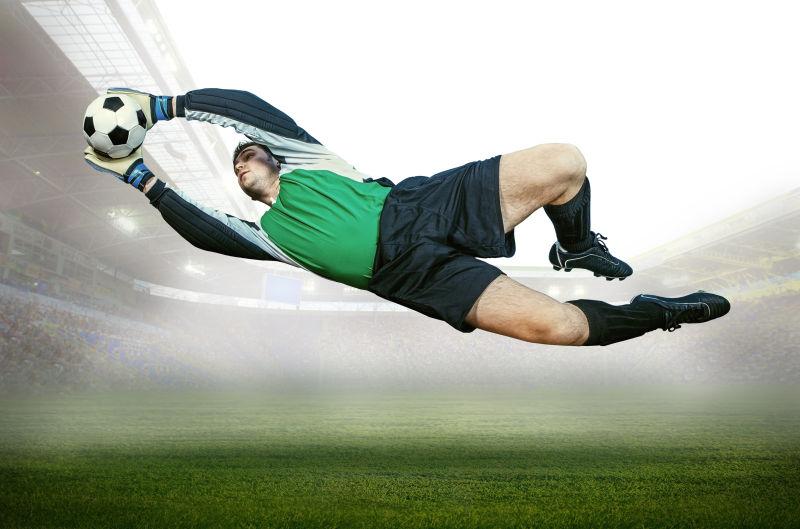 足球运动员在场上的表现引人瞩目