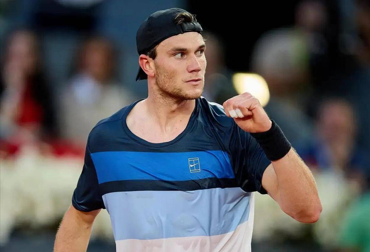 挪威运动员登上领奖台,夺得银牌 挪威运动员登上领奖台,夺得银牌