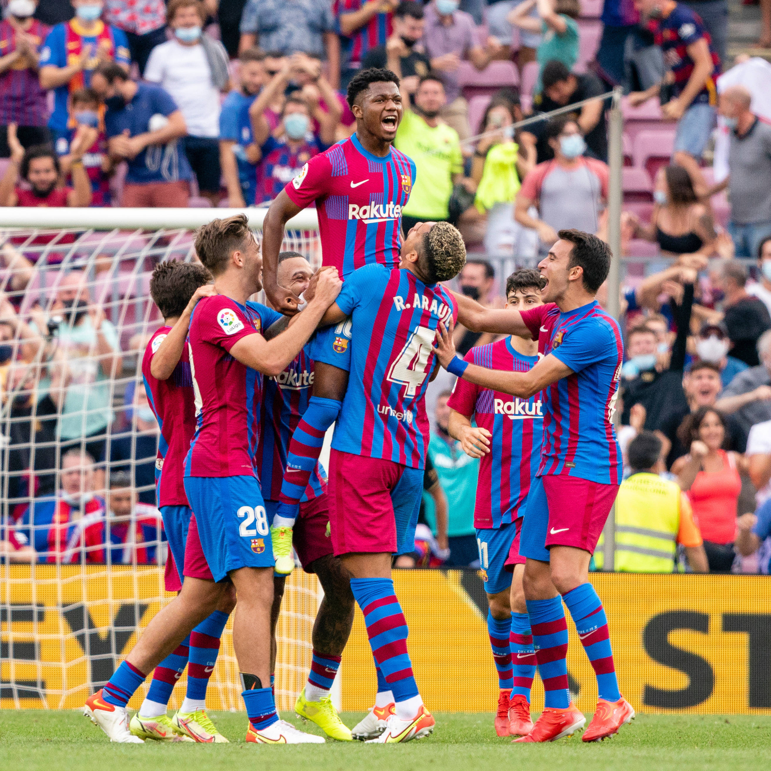 西甲比赛一触即发,现场观众喝彩声不断的简单介绍 西甲比赛一触即发,现场观众喝彩声不断的简单介绍