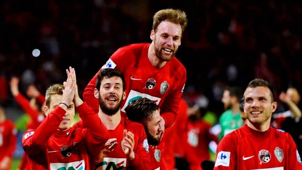 关于都灵队员团结协作，击败劲旅的信息