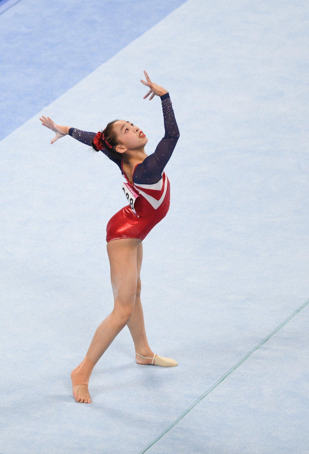 体操选手优美动作获评审高分