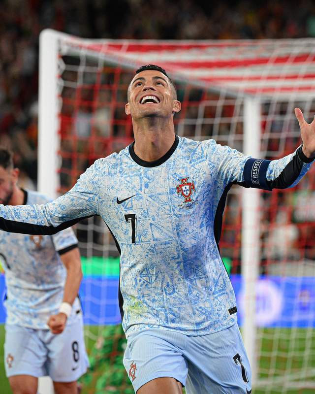 葡萄牙险胜希腊,梅西点燃赛场 葡萄牙险胜希腊,梅西点燃赛场