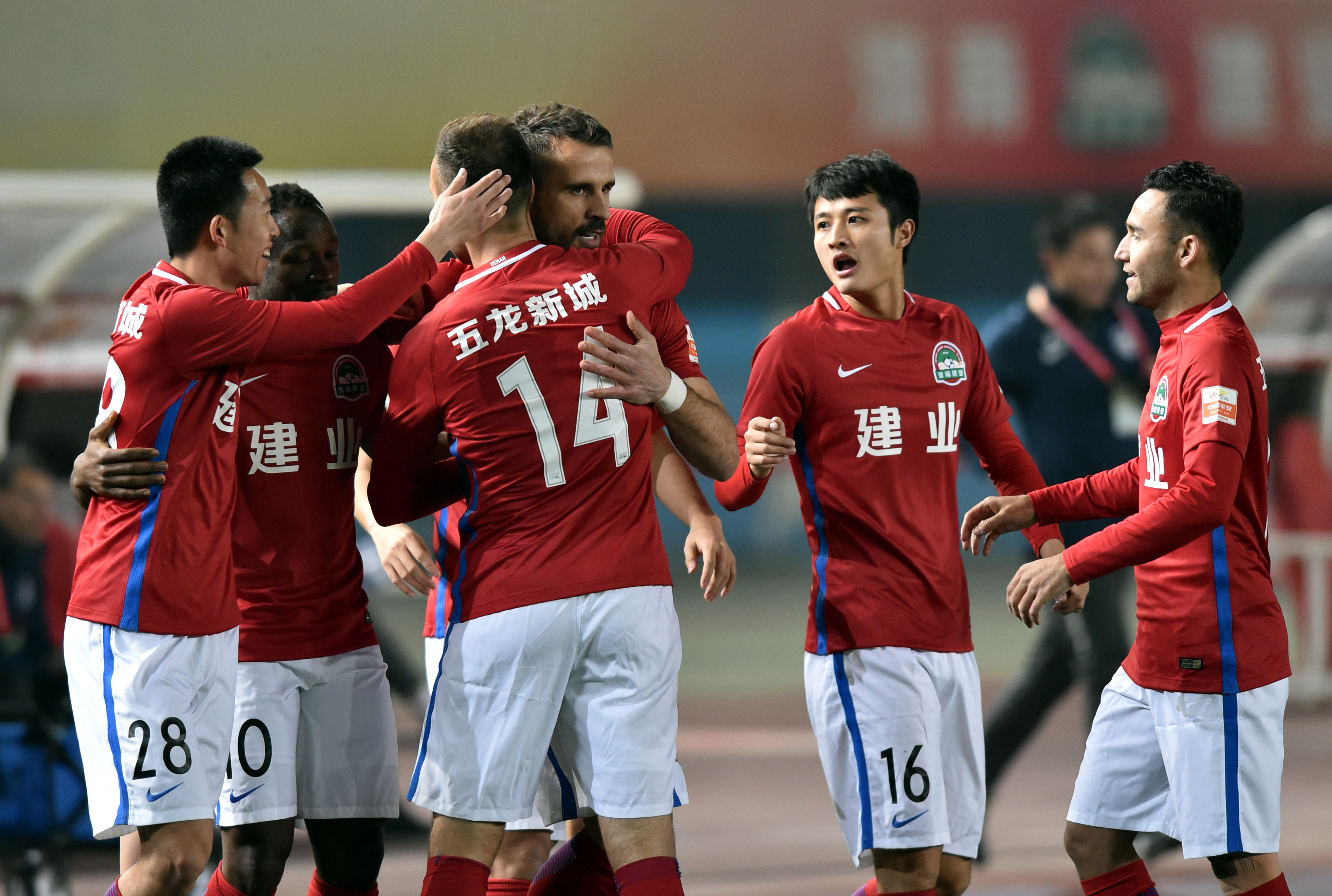 河南建业逼平广州恒大,表现出色 河南建业逼平广州恒大,表现出色