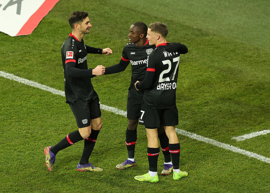 日本对阵勒沃库森，三笘薰带动全队节奏